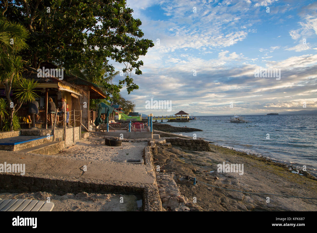 Tauchen Geschäfte an der felsigen Küste in Moalboal, Cebu Island, Philippinen Stockfoto