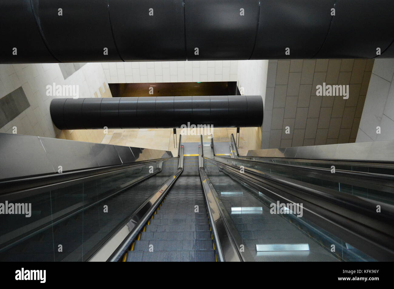 Dies ist eine Rolltreppe in der Bras Basah MRT in Singapur. Stockfoto