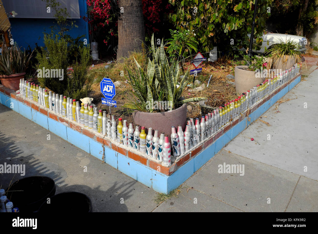 Haus und Garten mit Zaun durch das Recycling von Budweiser Bier Flaschen in Frogtown North East Los Angeles Kalifornien USA KATHY DEWITT gemacht Stockfoto