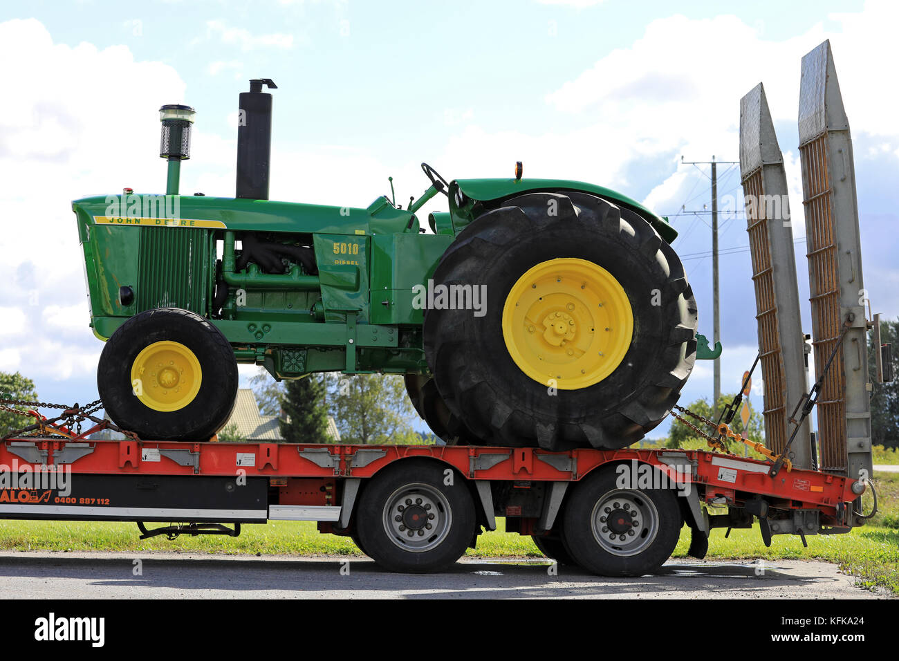 KOSKI TL, FINNLAND - 1. SEPTEMBER 2017: Klassischer John Deere 5010-Traktor auf einem Anhänger in Südfinnland transportiert. Der 5010 wurde von mir hergestellt Stockfoto