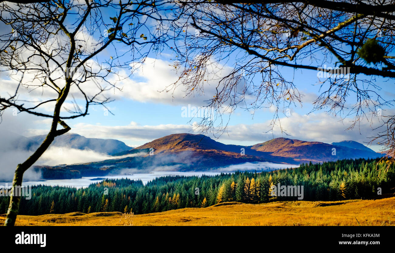 Blick auf Loch Tulla an einem nebligen Herbstmorgen, Highlands von Schottland Stockfoto