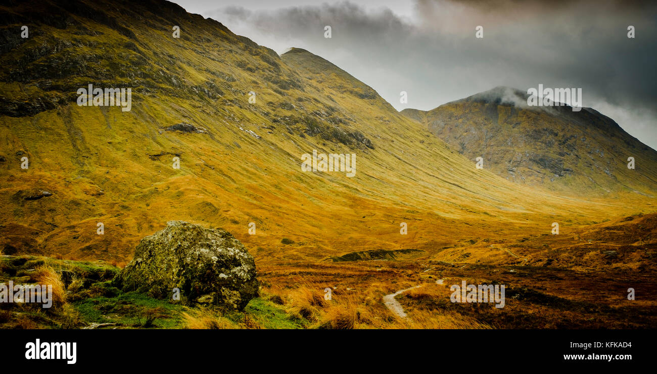 Stürmischen herbst Wetter auf dem Weg nach Glen Etive von Rannoch Moor, Highlands von Schottland Stockfoto