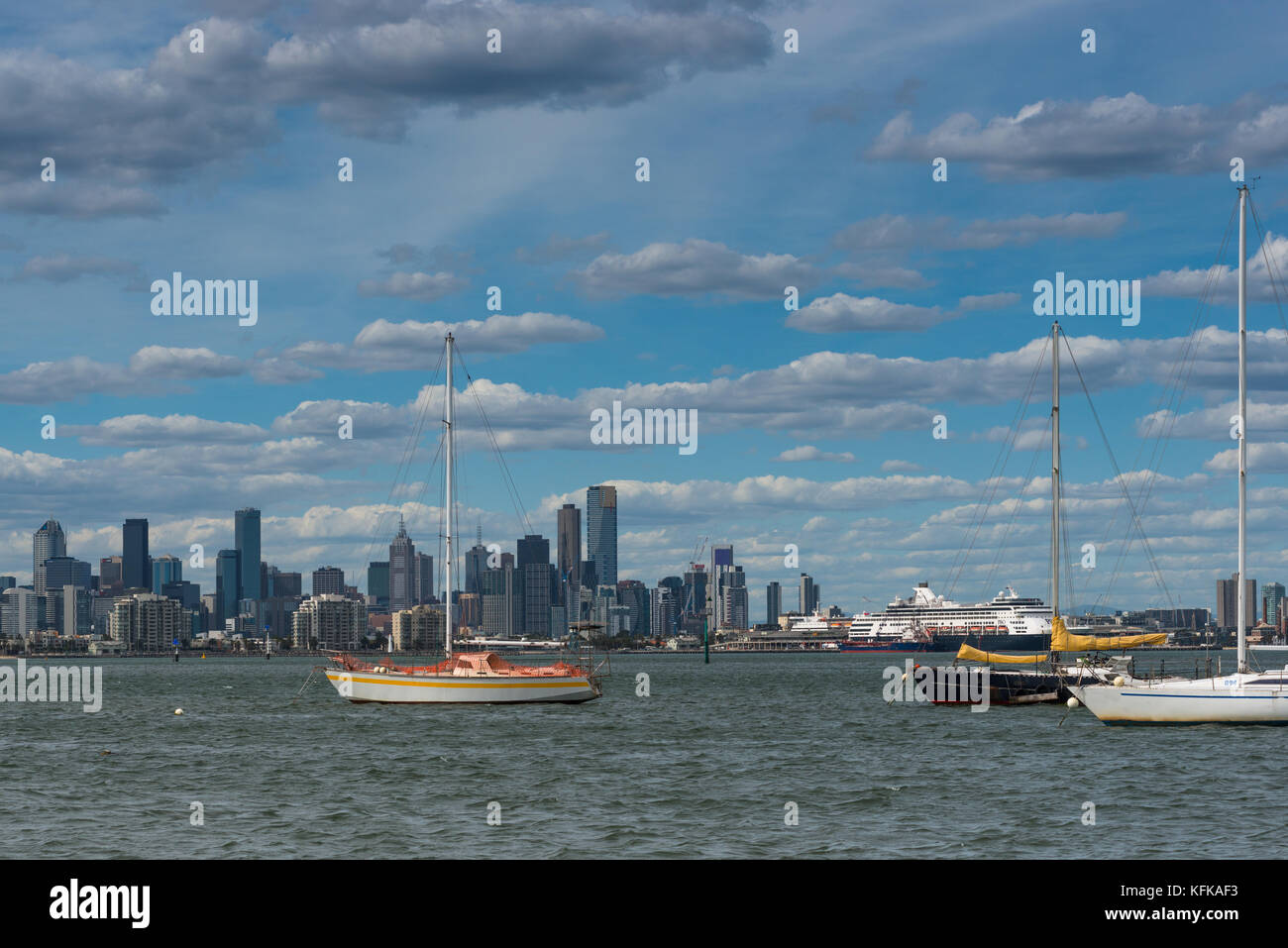 Port Phillip Bay in der Nähe von Williamstown mit Skyline von Melbourne nach hinten. Stockfoto