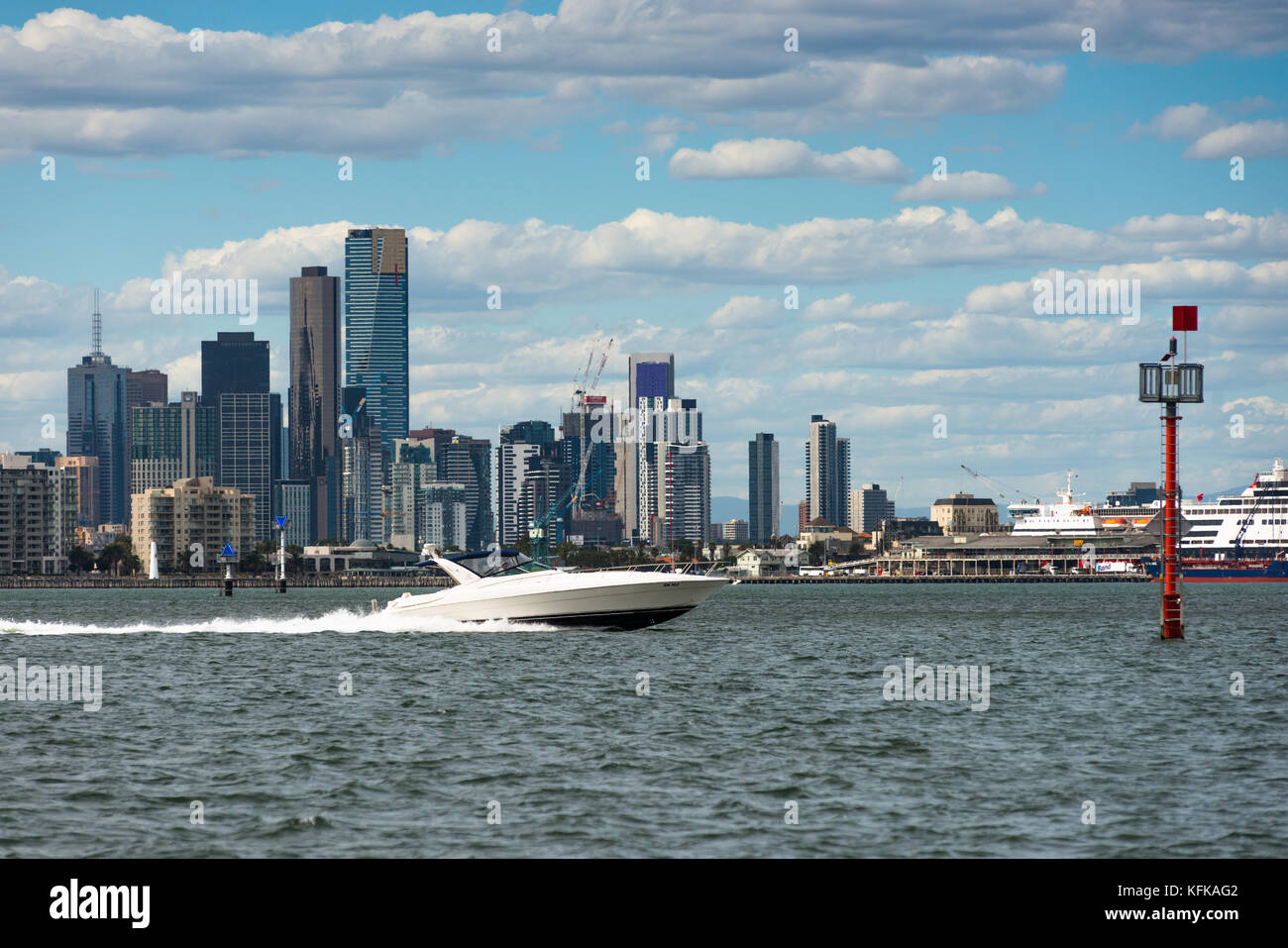 Mit dem Schnellboot auf Port Phillip Bay in der Nähe von Williamstown mit Skyline von Melbourne nach hinten. Stockfoto