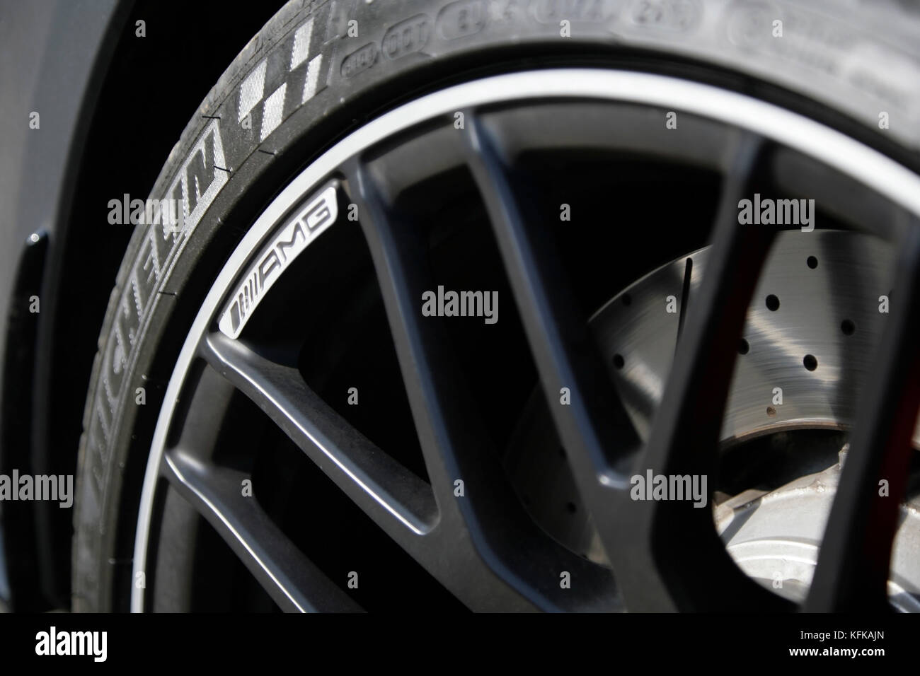 Michelin Reifen zu AMG Mercedes Sportwagen mit belüfteten Bremsscheiben  Stockfotografie - Alamy