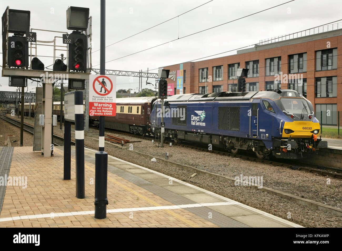 Direct Rail Services Diesellokomotive der Baureihe 68 68030 am Bahnhof York mit einer Nordbahn. Stockfoto