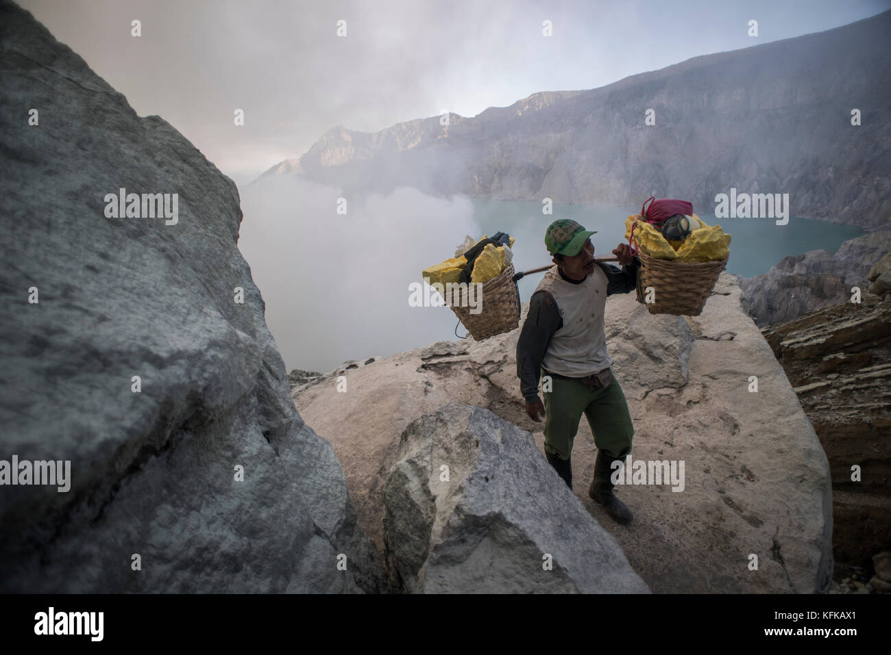 Ein Schwefel  bergmann an der Kawah  Ijen  Vulkan in Ostjava 