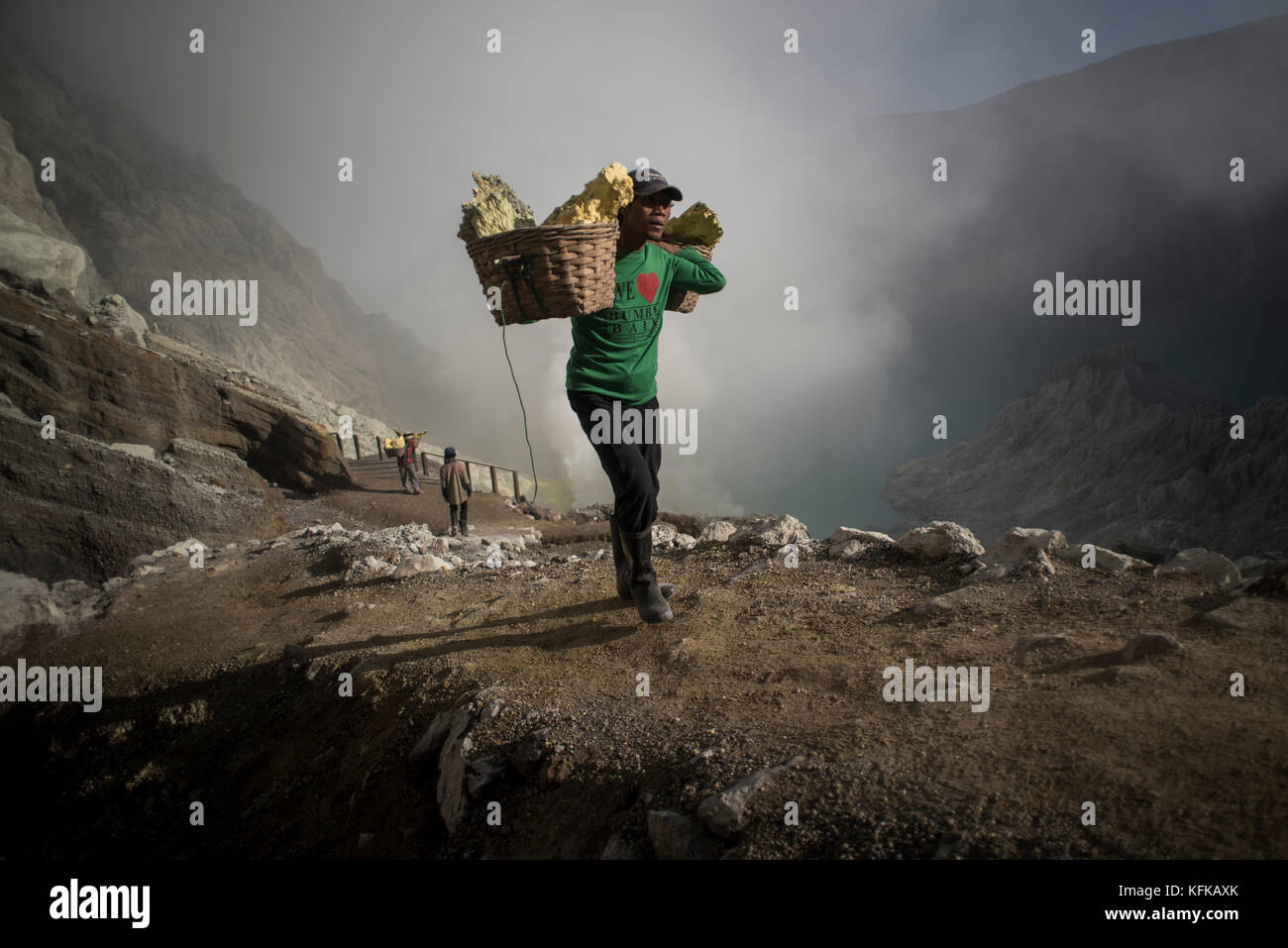 Ein Schwefel bergmann an der Kawah Ijen Vulkan in Ostjava, Indonesien. Stockfoto