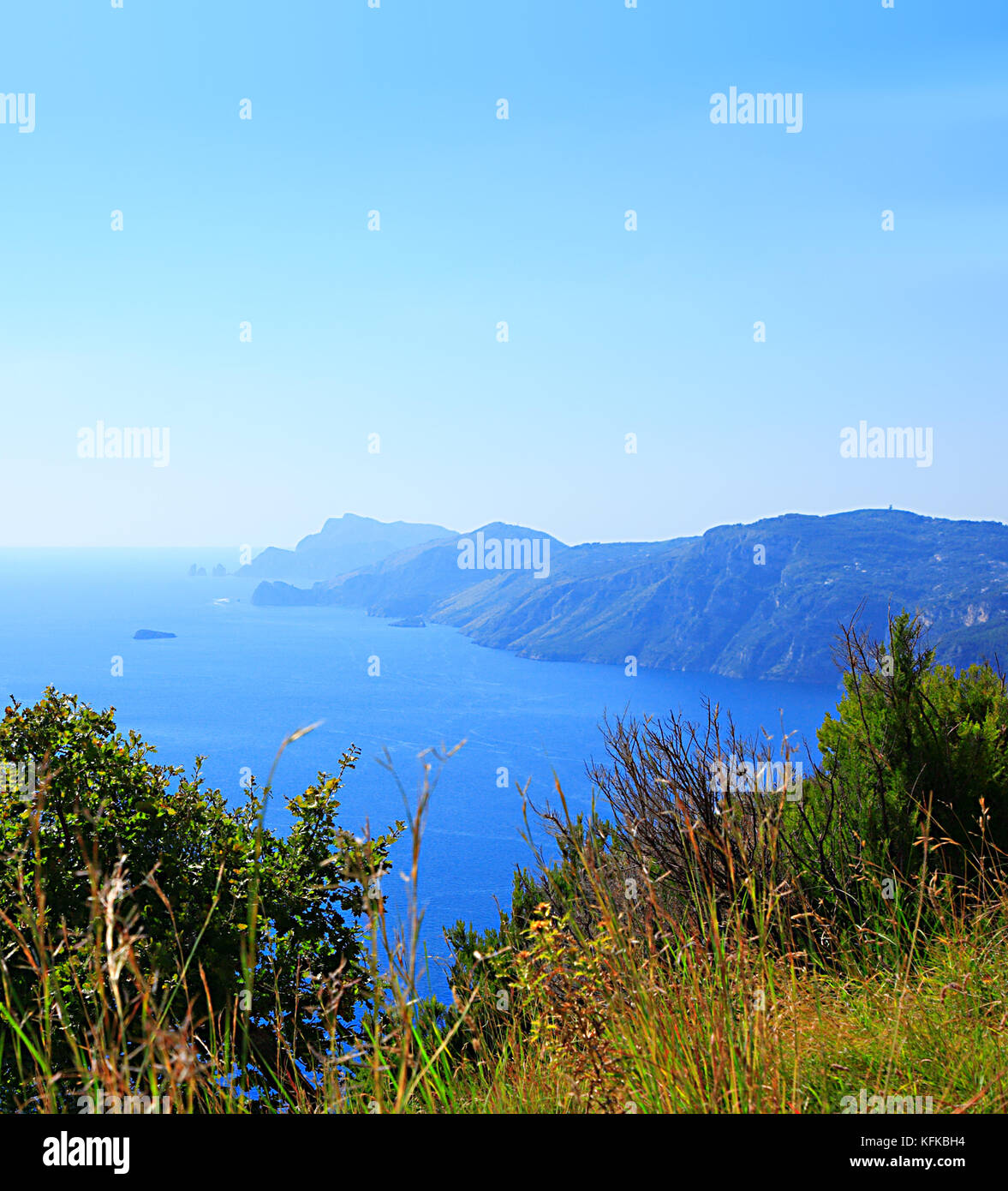 Amalfi Küste, Halbinsel von Sorrento, Kampanien, Italien. Blick vom Pfad der Götter, Sentiero degli Dei. Stockfoto