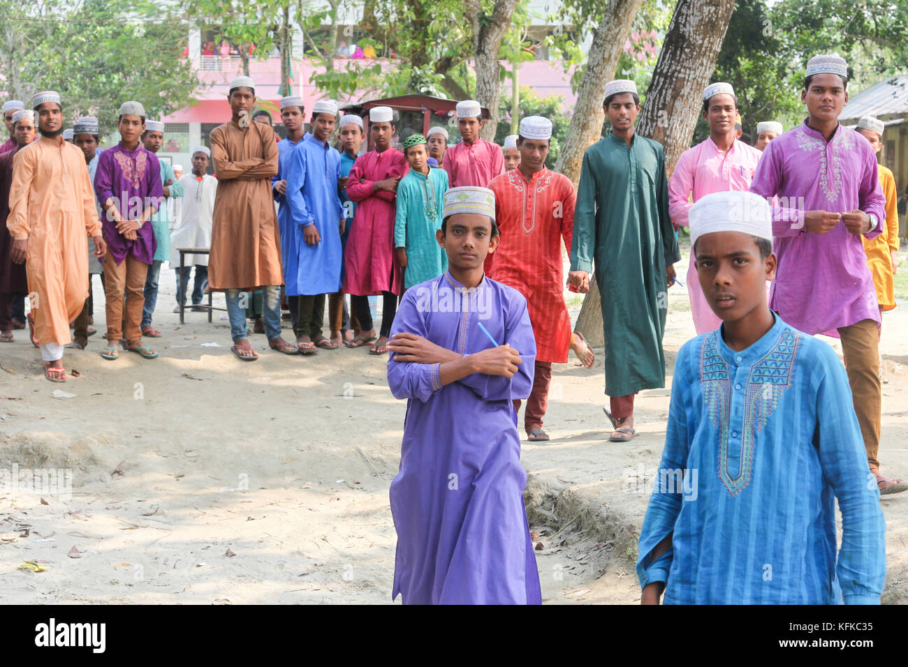 Schüler in bunten Uniformen, kalua, Chinni, kurigram Bezirk, Bangladesch Stockfoto