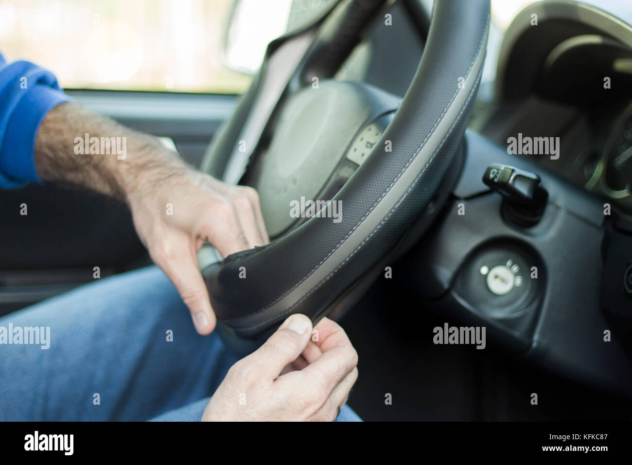 Steering wheel cover -Fotos und -Bildmaterial in hoher Auflösung – Alamy
