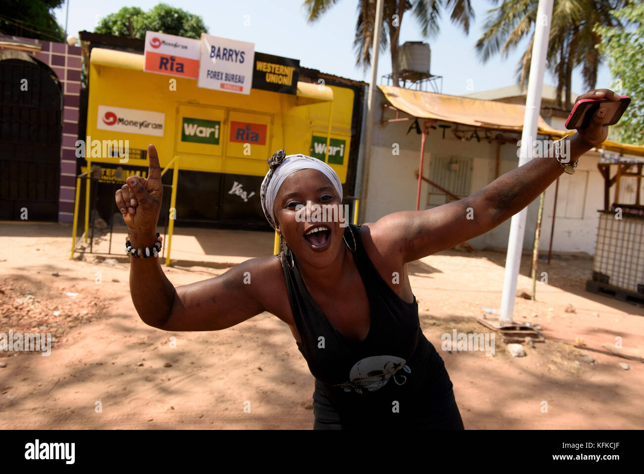 Gambische Menschen gehen auf die Straße Sieg des Präsidenten zu feiern - wählen Adama Barrow am 2. Dezember 2016. Stockfoto