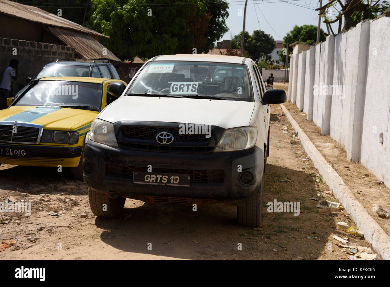 GRTS Fahrzeug in der Straße in der Zeit der Präsidentschaftswahlen in Gambia geparkt am 2. Dezember 2016. Stockfoto
