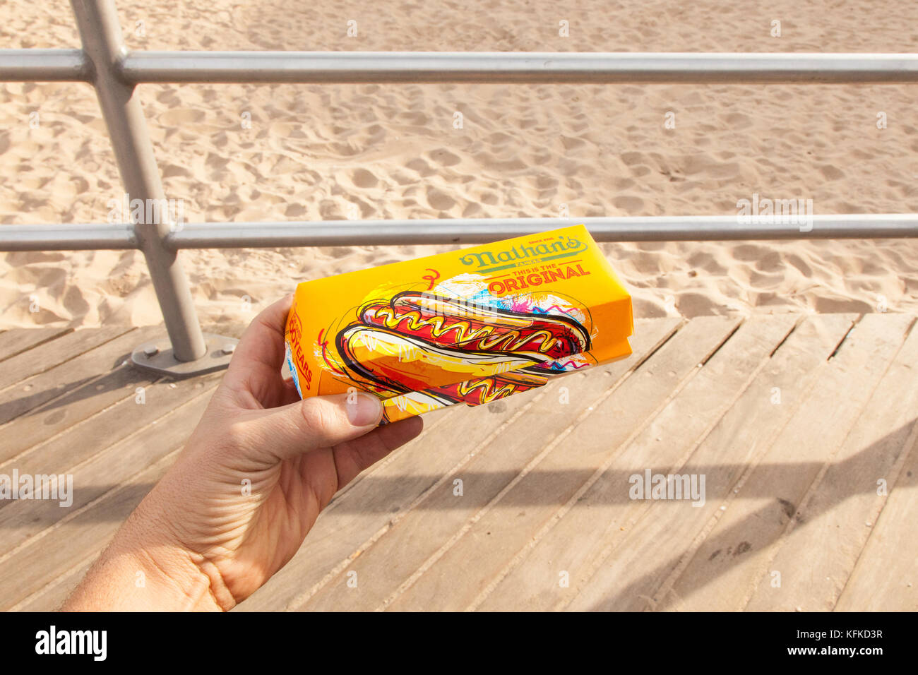 Heißer Hund von Nathan's auf Coney Island, Brooklyn, New York, Vereinigte Staaten von Amerika. Stockfoto