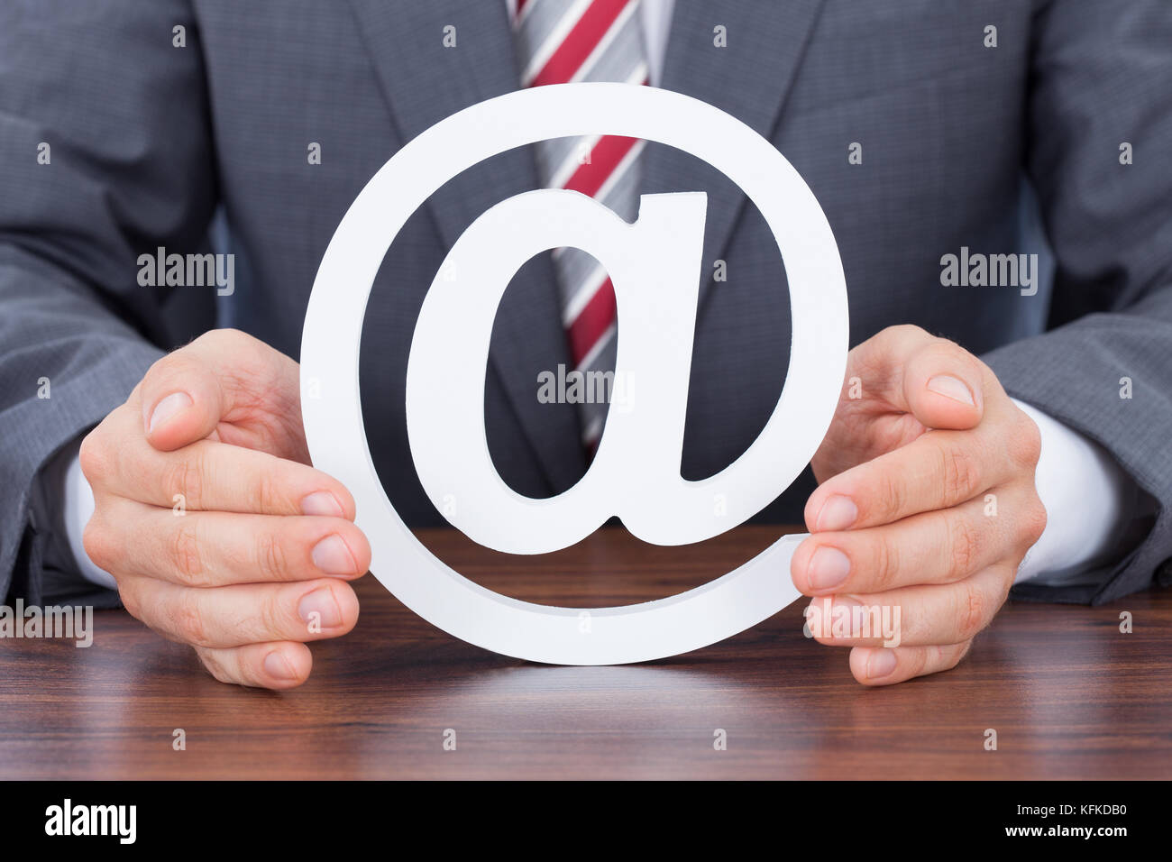 Mittelteil des Kaufmanns Abschirmung Symbol "Internet" am Schreibtisch Stockfoto
