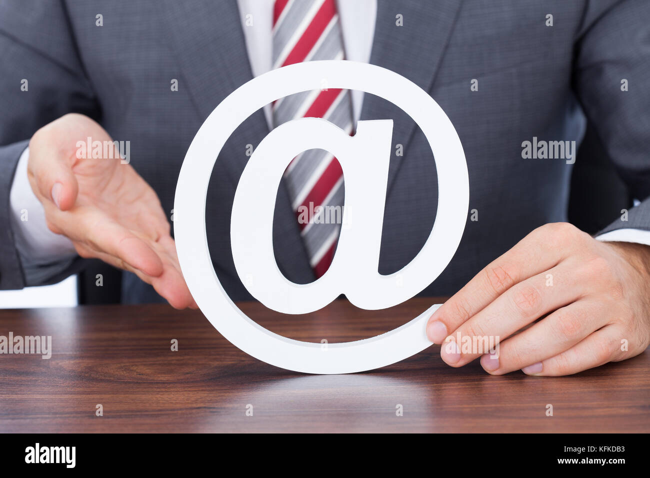 Mittelteil des Kaufmanns Abschirmung Symbol "Internet" am Schreibtisch Stockfoto