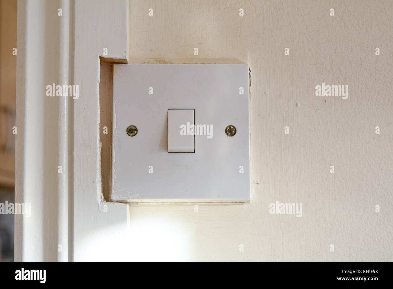 Lichtschalter im Haus mit Türrahmen Spritzguss schneiden um Schalter zu montieren Stockfoto