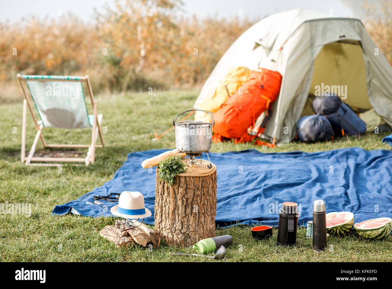 Campingplatz mit Zelt und Ausrüstung im Freien Stockfoto