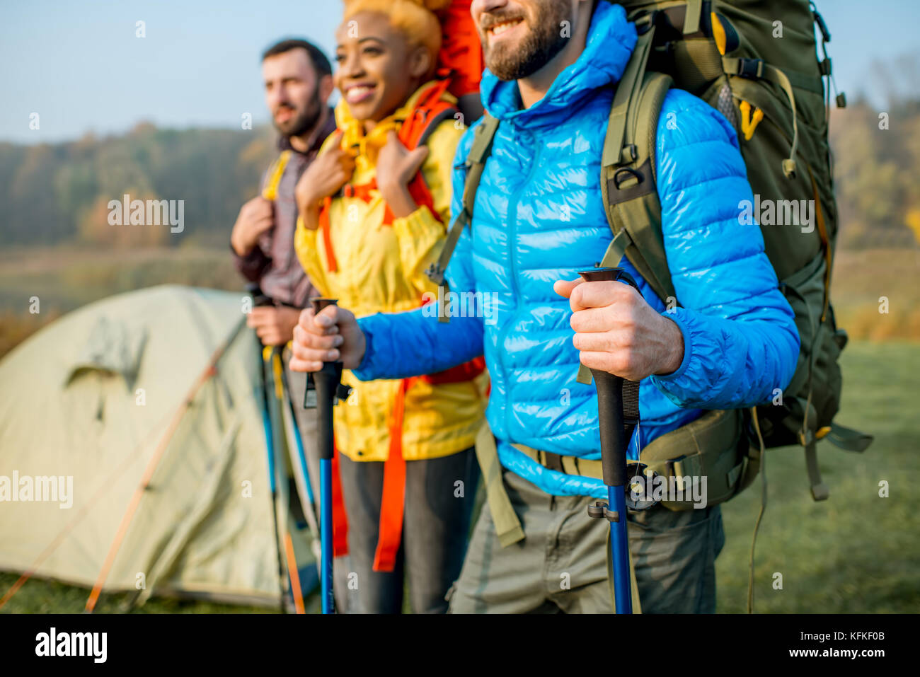 Wanderer mit Rucksack im Freien Stockfoto