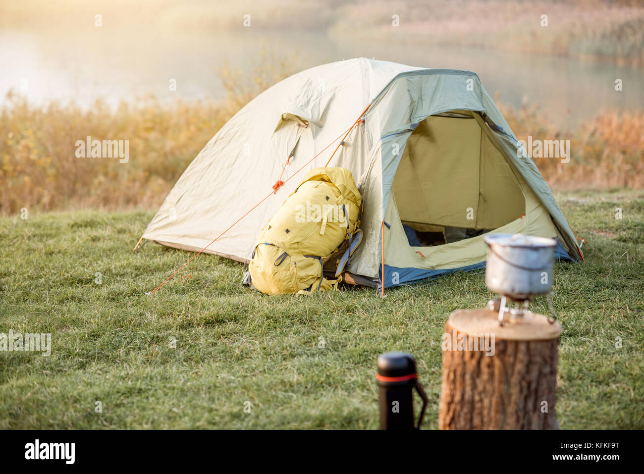 Campingplatz auf dem grünen Rasen Stockfoto