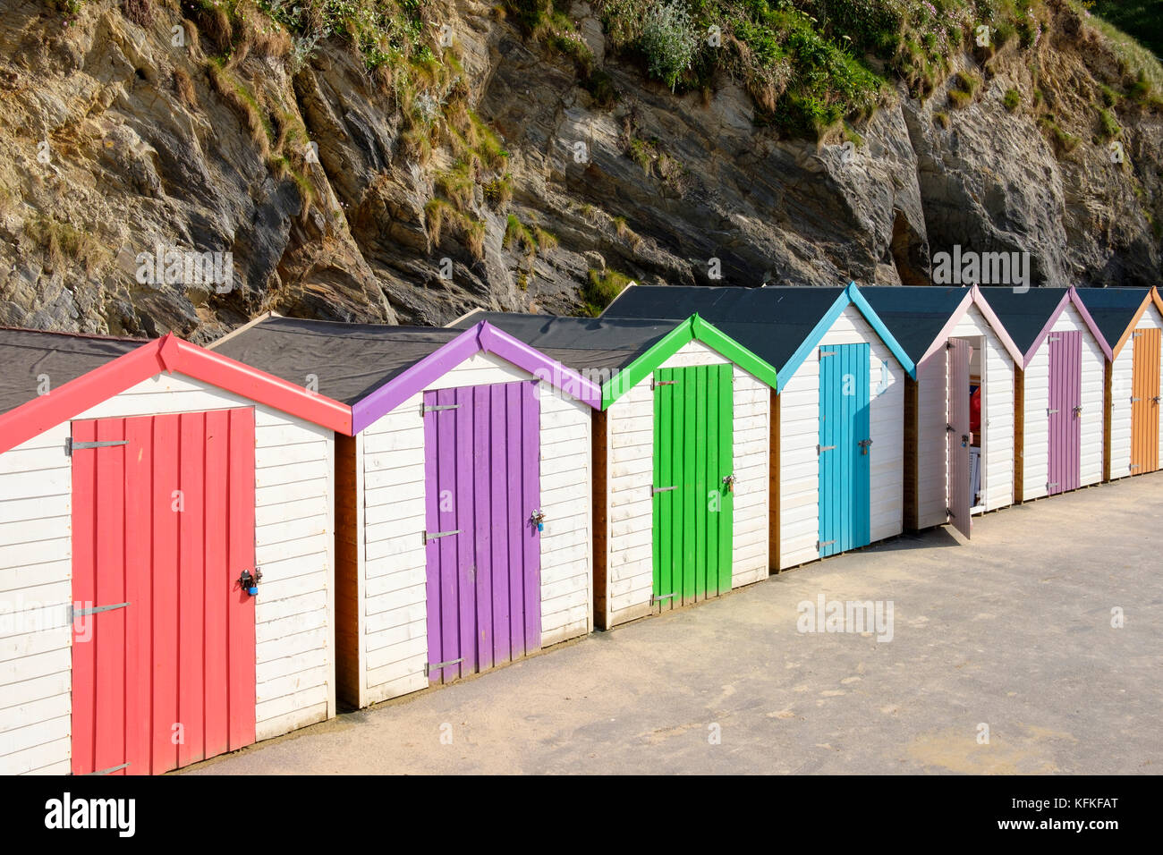 Bunten Badekabinen, Newquay, Cornwall, England, Großbritannien Stockfoto