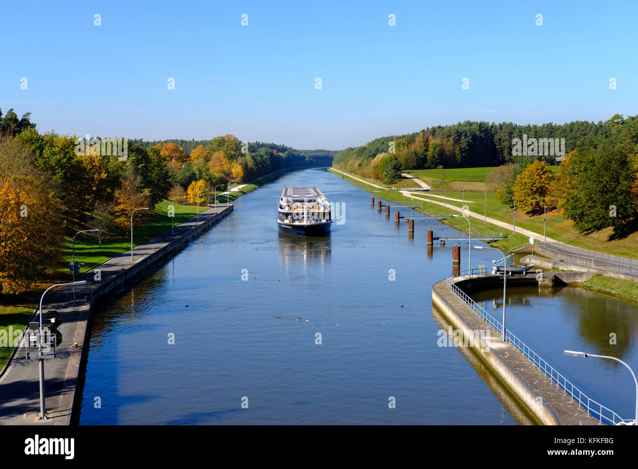 Flusskreuzfahrtschiff am Main-Donau-Kanal, Schleuse Eckersmühlen bei Roth, Fränkische Seen, Mittelfranken, Franken, Bayern Stockfoto
