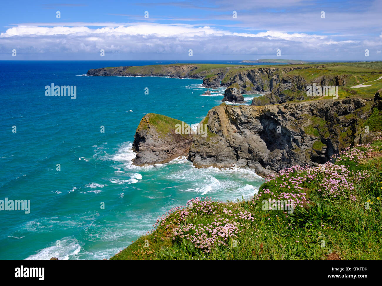 An der felsigen Küste Bedruthan Steps, in der Nähe von Newquay, Cornwall, England, Großbritannien Stockfoto