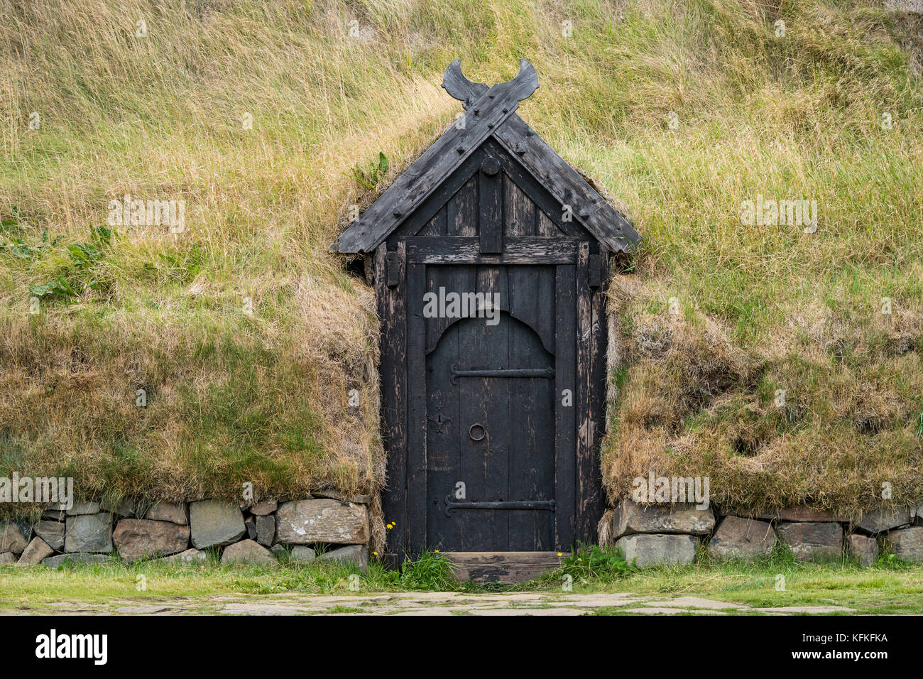 Eingangstür aus Holz, Kirchenschiff, Nachbau, Wikingerbauernhof Stöng, Freilichtmuseum Þjóðveldisbær, Þjórsárdalsvegur Stockfoto