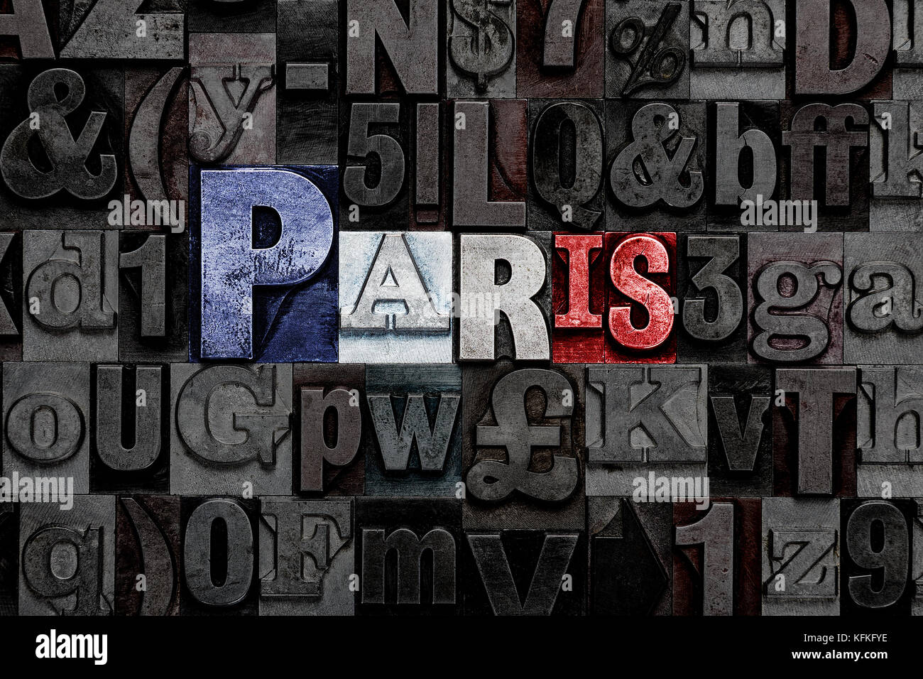 Das Wort Paris aus alten Metall buchdruck Briefe mit den Farben der französischen Flagge gemacht Stockfoto