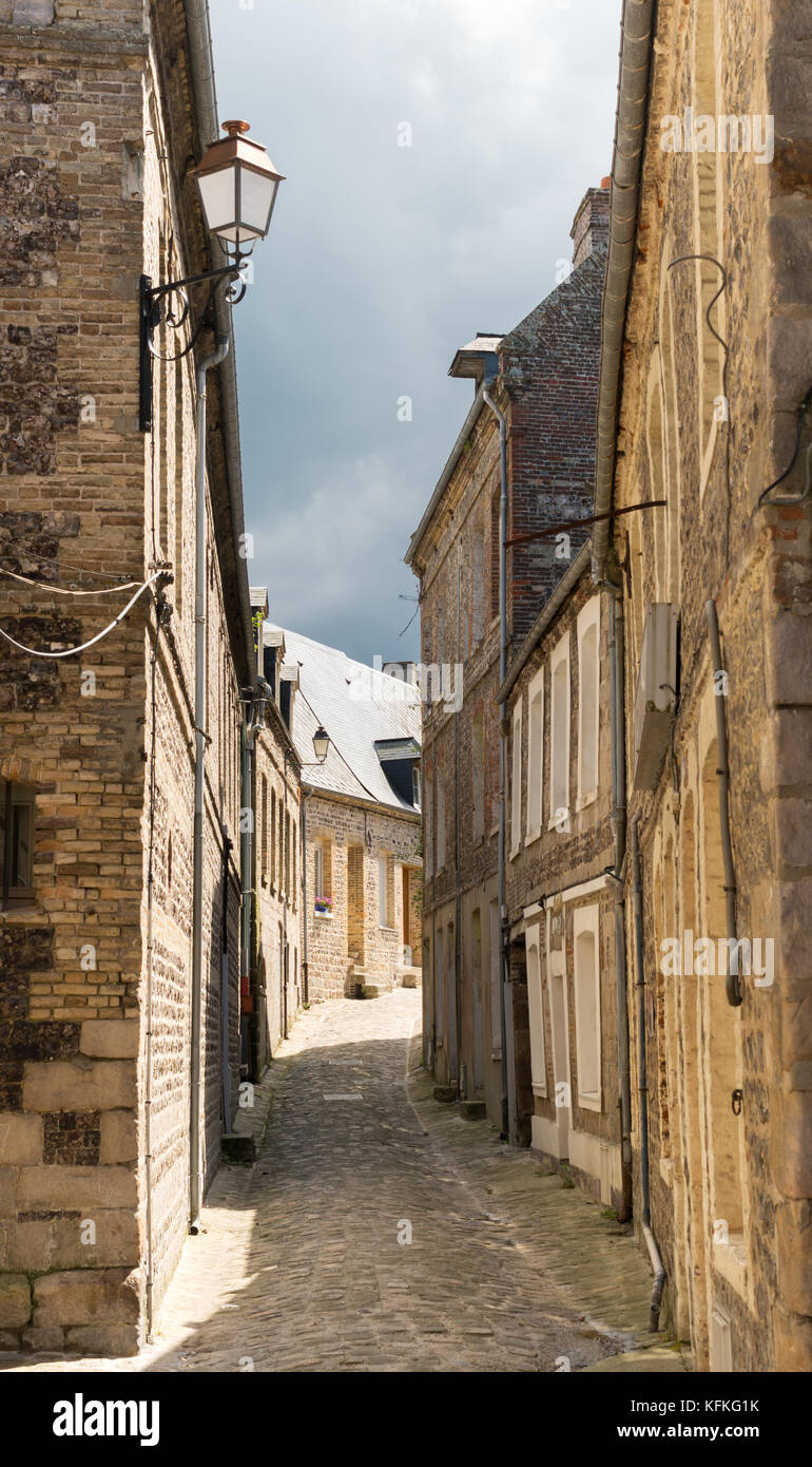 Eine schmale Straße mit Kopfsteinpflaster in der Altstadt von Saint Valery en Caux, Normandie, Frankreich, Europa Stockfoto