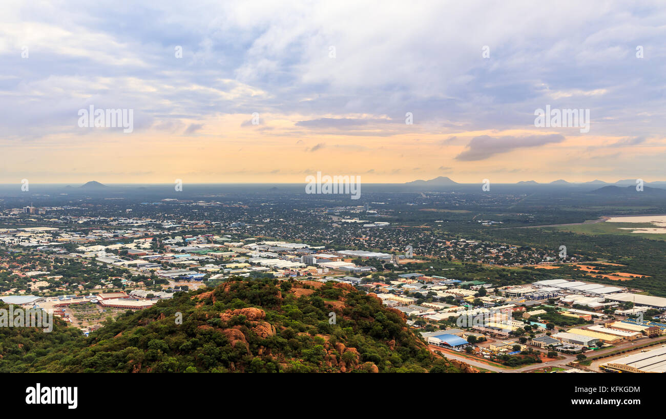 Luftaufnahme von sich schnell ausbreitenden Quezon City, das sich über die Savanne, Gaborone, Botswana, Afrika, 2017 Stockfoto