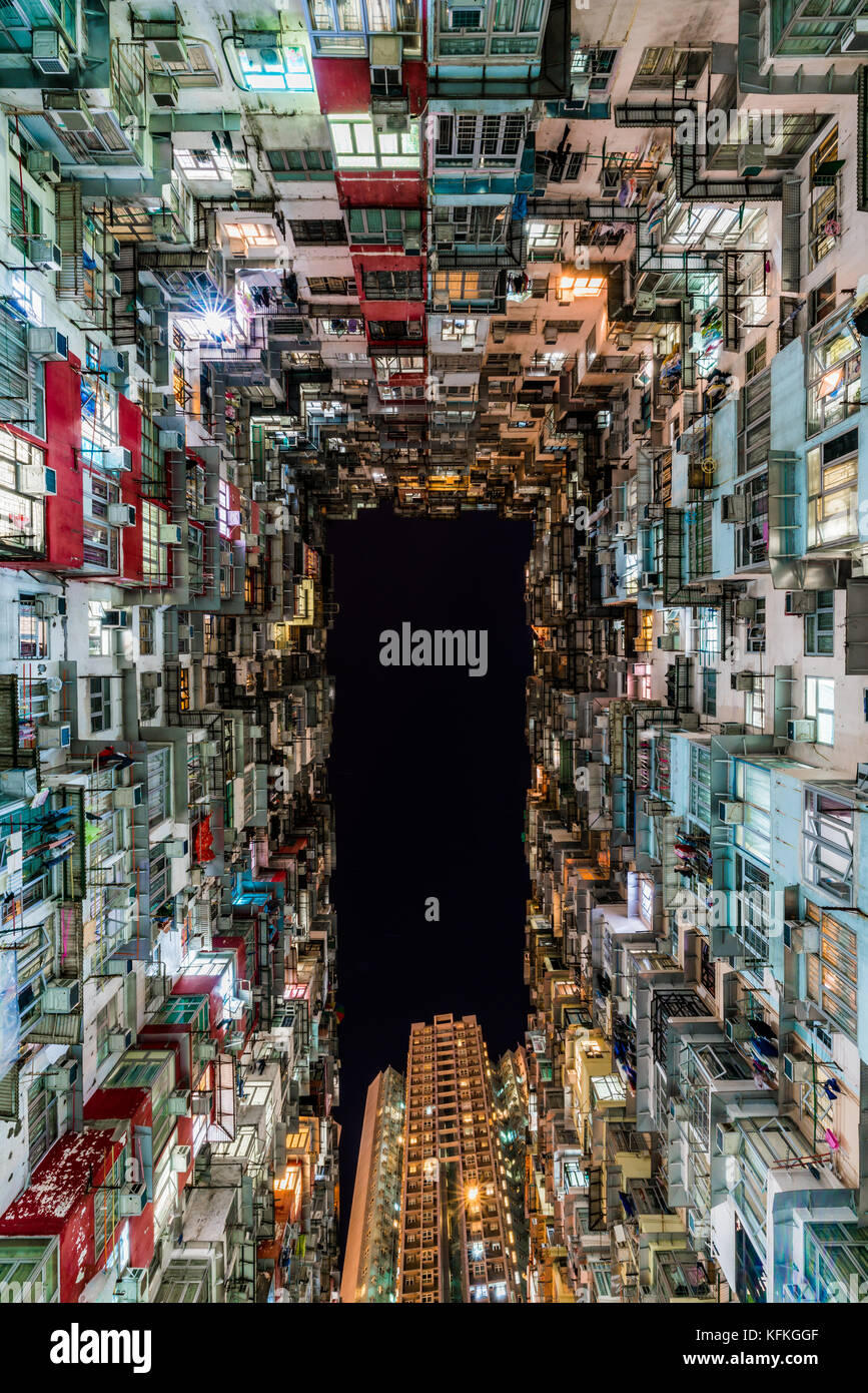 Kompakte Hochhäuser in Hongkong, Quarry Bay. Hohe Dichte Unterbringung, bunte Stockfoto