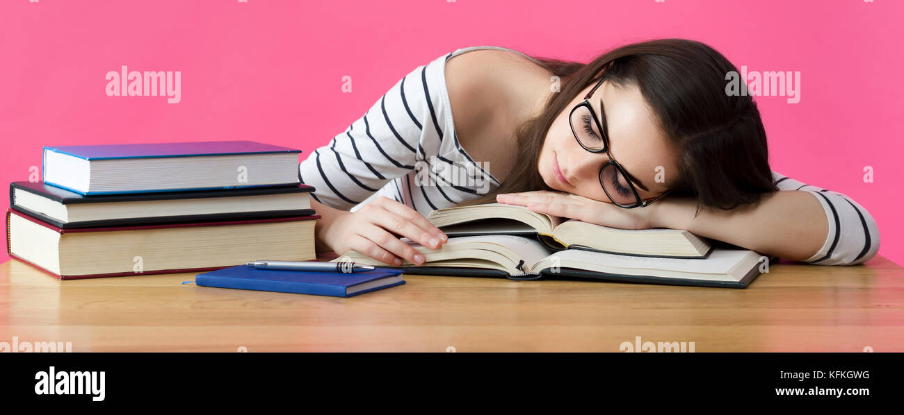 Student am Schreibtisch schlafen erschöpft Stockfoto