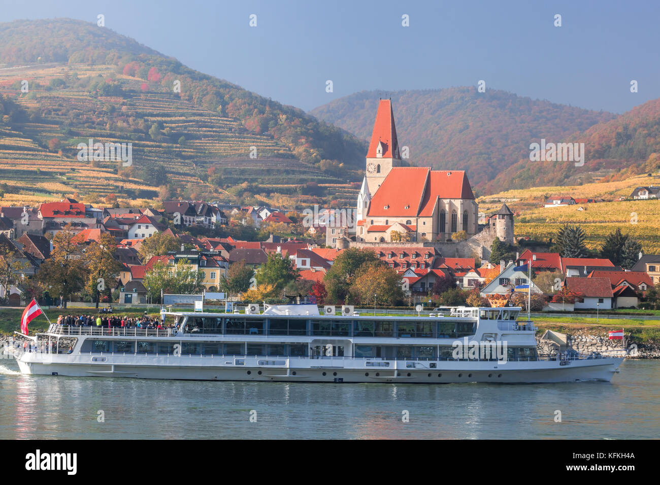 Weissenkirchen Dorf mit dem Schiff auf der Donau in der Wachau, Österreich Stockfoto