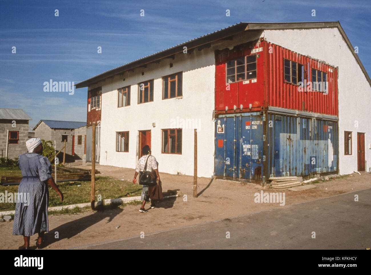 Kapstadt, Südafrika - Versand verwendeten Behälter Haus zu bauen, Victoria myenge. Mai 1999 Stockfoto