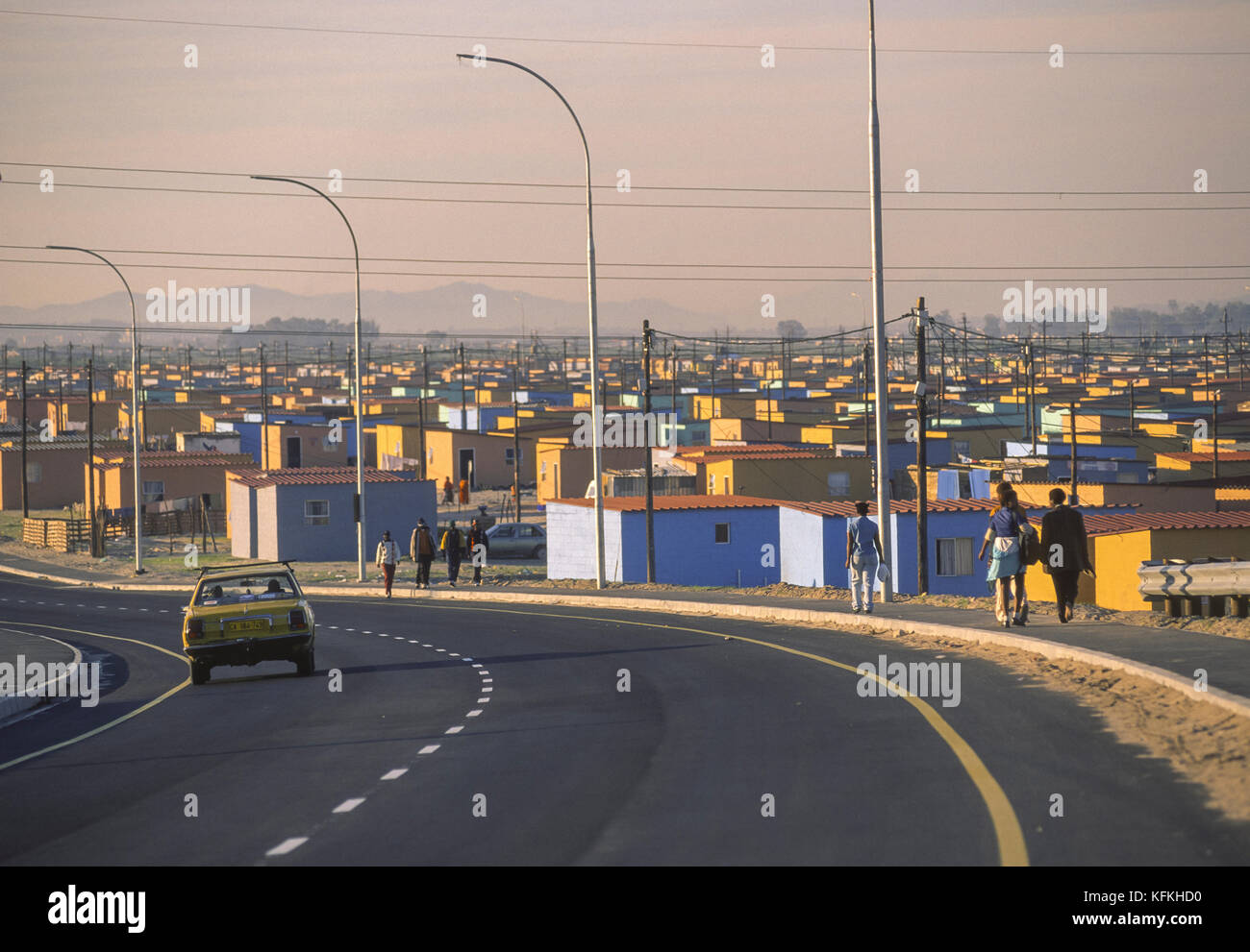 KAPSTADT, SÜDAFRIKA - Delft South Township und Autobahn. Mai 1999 Stockfoto