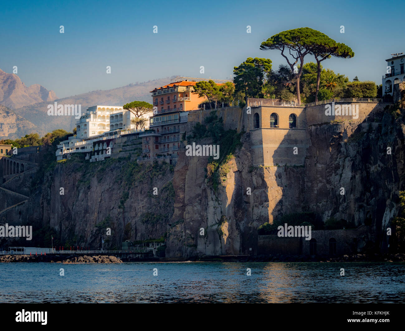 Klippe Rand Grand Hotel Riviera mit Bergkulisse im Hintergrund und Pinien Bäumen im Vordergrund. Sorrento. Italien. Stockfoto