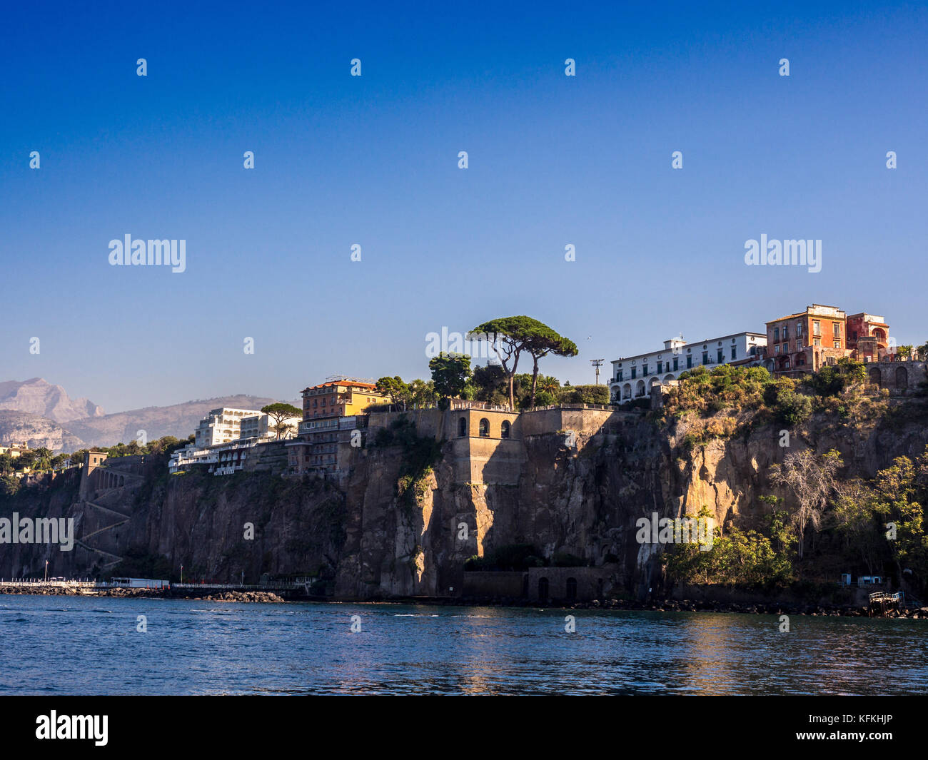 Klippe Rand Grand Hotel Riviera mit Bergkulisse im Hintergrund und Pinien Bäumen im Vordergrund. Sorrento. Italien. Stockfoto