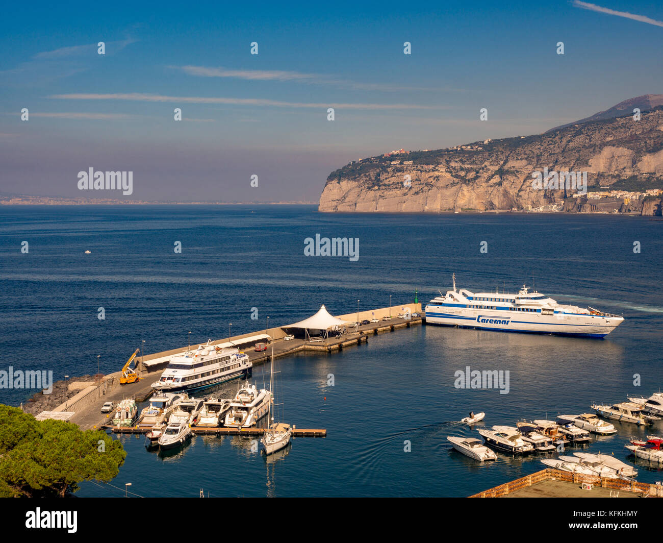 Festgemacht Boote in der Marina Piccola mit Klippen in der Backbround. Sorrento, Italien. Stockfoto