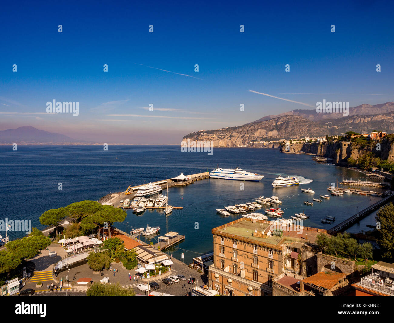 Festgemacht Boote in der Marina Piccola mit Klippen in der Backbround. Sorrento, Italien. Stockfoto