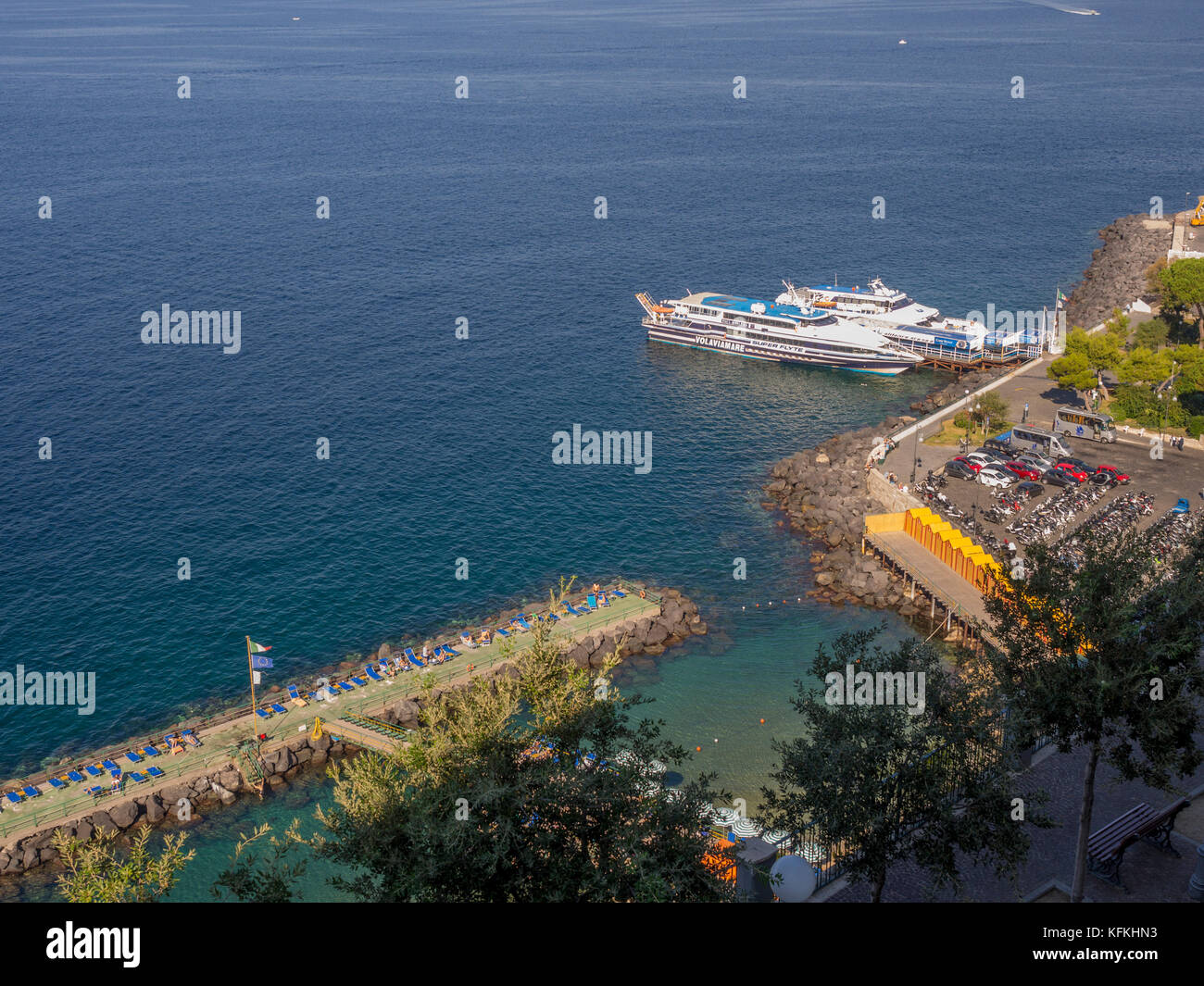 Luftaufnahme von privaten Strand und günstig Passagierschiffe. Sorrento. Italien. Stockfoto