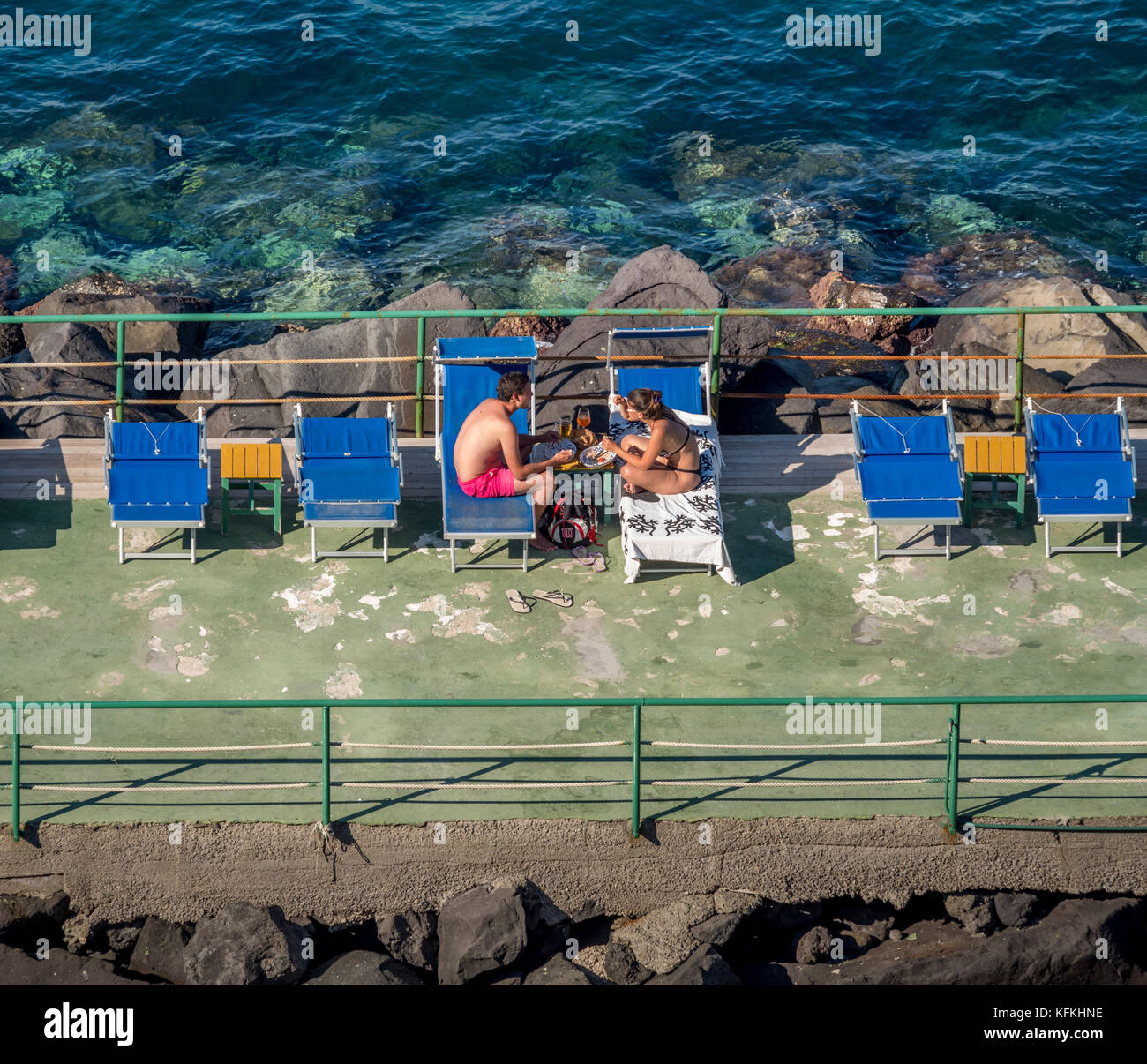 Luftaufnahme von privaten Strand mit ein paar Essen, sitzend auf den Liegestühlen. Sorrento. Italien. Stockfoto