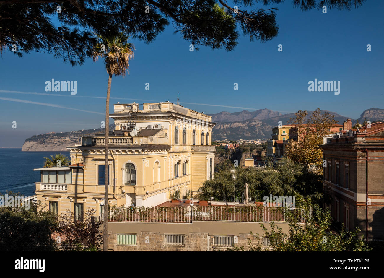 Hotel auf einer Klippe mit Blick auf die Marina Piccola, mit Klippen im Hintergrund. Sorrento, Italien. Stockfoto