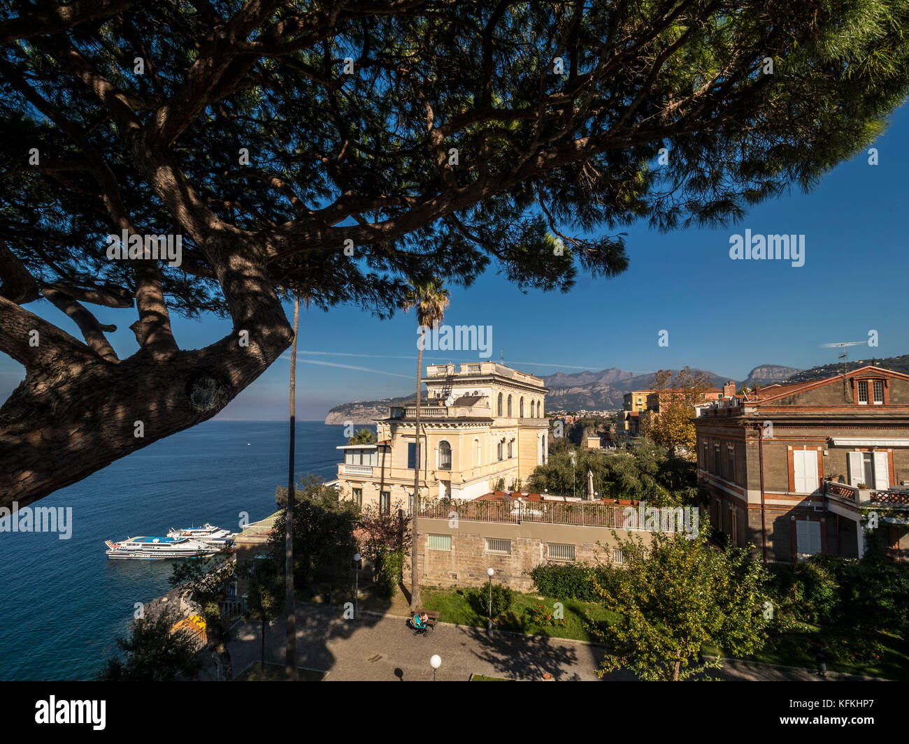 Hotel auf einer Klippe mit Blick auf die Marina Piccola, mit Klippen im Hintergrund. Sorrento, Italien. Stockfoto