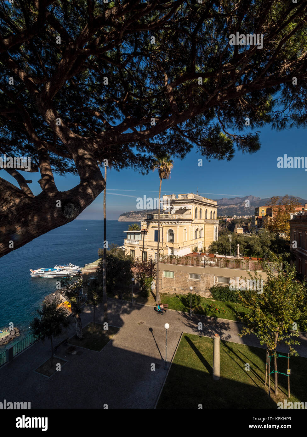 Hotel auf einer Klippe mit Blick auf die Marina Piccola, mit Klippen im Hintergrund. Sorrento, Italien. Stockfoto
