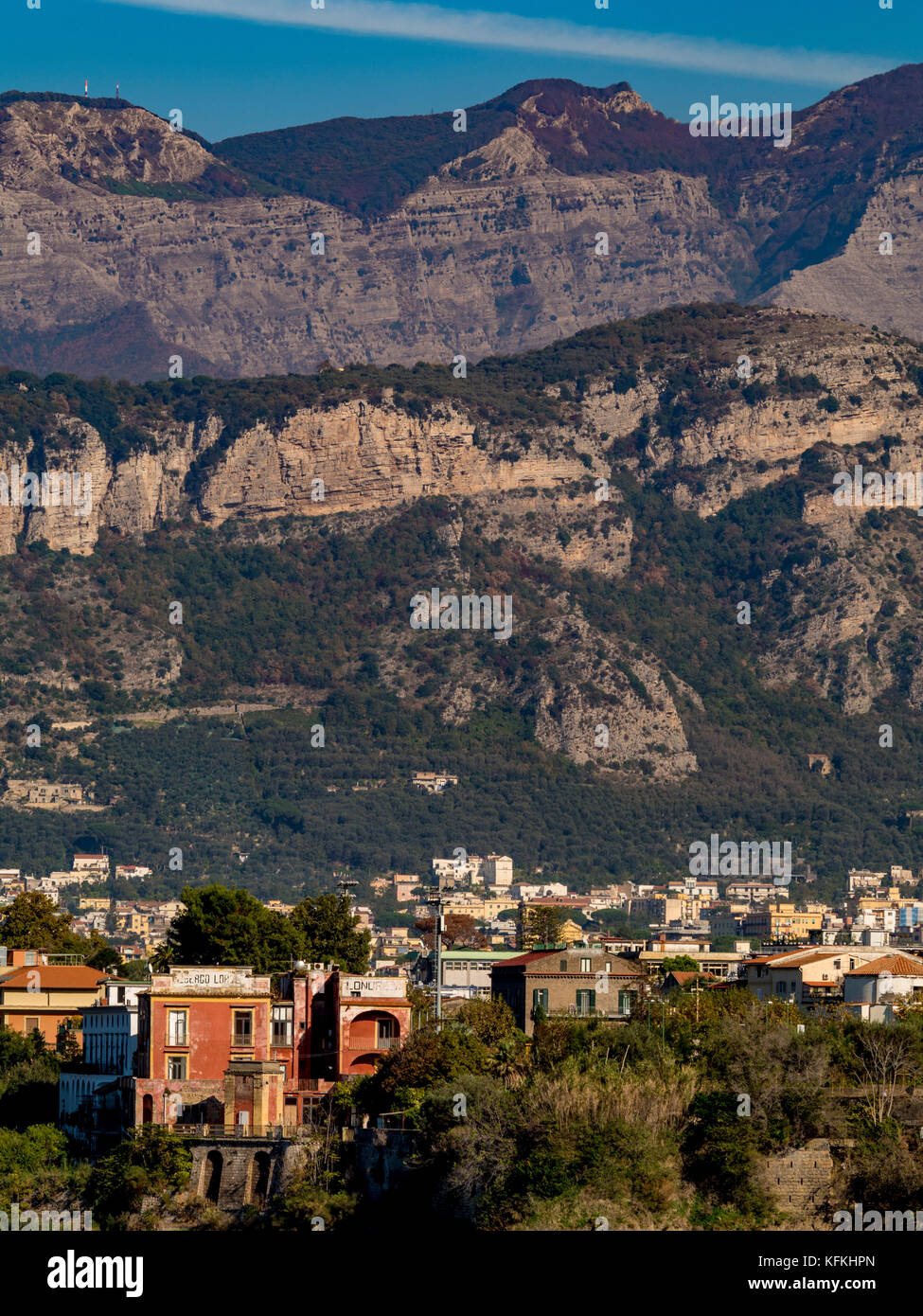 Luftaufnahme von Sorrent mit Berge in der Ferne. Italien. Stockfoto