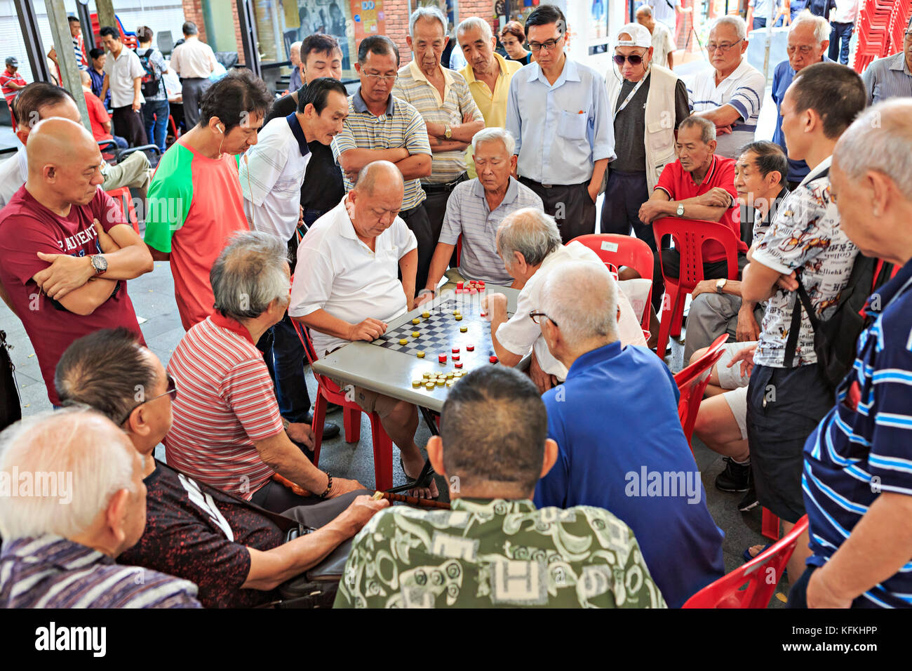 Singapur, Singapur - ca. September 2017: chinese checkers Spieler auf der Straße von Singapores Chinatown, Singapur. Stockfoto