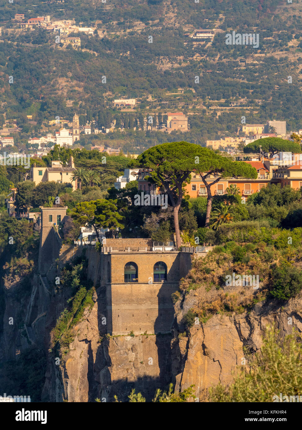 Luftaufnahme von Sorrento Cliff Tops Hotels. Sorrento, Italien. Stockfoto