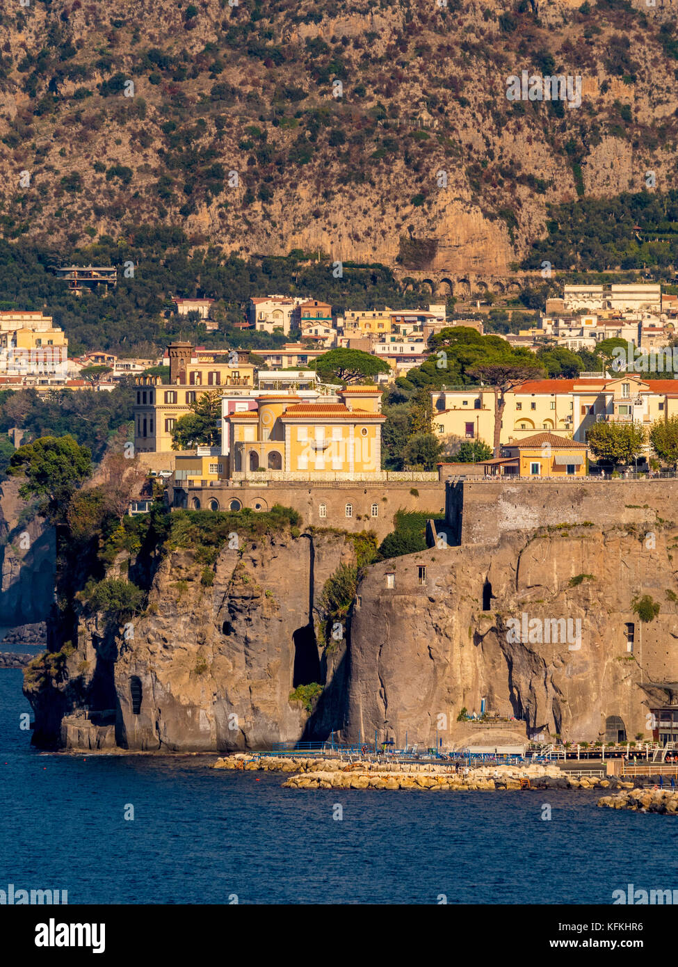 Blick auf Sorrent Cliff Tops Hotels mit eigenem Strand im Vordergrund. Sorrento, Italien. Stockfoto