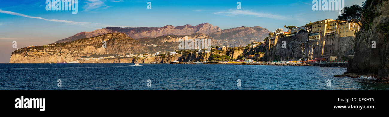 Blick auf Marina Piccola und Sorronto Küste. Sorrento, Italien. Stockfoto
